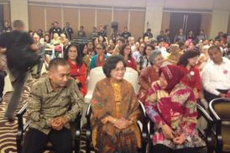 Mantan Wali Kota Surabaya Tri Rismaharini (kanan) dan Bupati Batang Yoyok Riyo Sudibyo duduk mengapit Meutia Hatta dalam acara penghargaan Bung Hatta Anti Corruption Award (BHACA) 2015 di Jakarta, Kamis (5/11/2015).