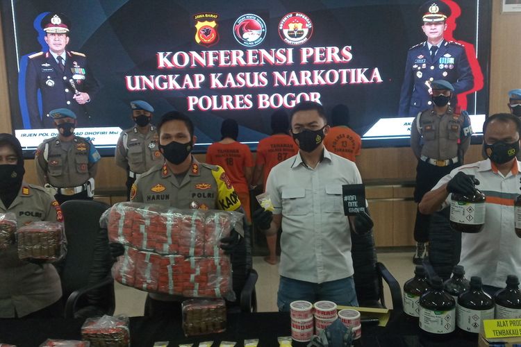 Polres Bogor, Jawa Barat, sedang menunjukkan tiga tersangka setelah terbukti memproduksi narkotika jenis tembakau sintetis sejak usia 17 tahun di Mapolres Bogor, Cibinong, Kabupaten Bogor, Jawa Barat, Selasa (5/10/2021).