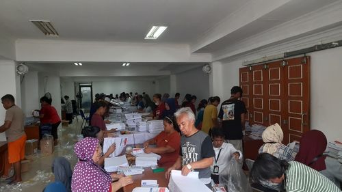 KPU Jakarta Utara Libatkan Masyarakat Sekitar untuk Pelipatan Surat Suara Pemilu 2024