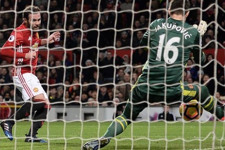 Kiper Hull City, Eldin Jakupovic (kanan) mementahkan sebuah tembakan dari gelandang Manchester United, Juan Mata, saat kedua tim bertemu di Old Trafford, Rabu (1/2/2017). 