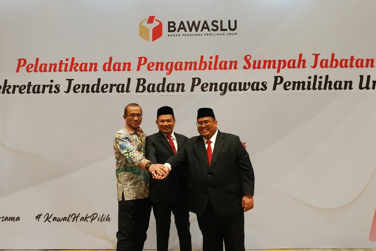 Ichsan Fuady (tengah), diapit Ketua Badan Pengawas Pemilu (Bawaslu) RI Rahmat Bagja dan Ketua Komisi Pemilihan Umum (KPU) RI Hasyim Asy'ari, dilantik sebagai Sekretaris Jenderal Badan Pengawas Pemilu (Bawaslu) RI. Ia secara resmi dilantik dan membaca sumpah jabatan, pada Jumat (17/2/2023) di Hotel Sultan, Jakarta.