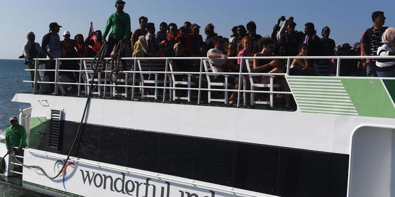 Sejumlah wisatawan mancanegara berada di atas kapal cepat ketika tiba di Pelabuhan Bangsal, Lombok Utara, NTB, Senin (6/8/2018). Sedikitnya 700 orang wisatawan bersama warga setempat dievakuasi dari Gili Trawangan, Gili Air dan Gili Meno menuju Pelabuhan Bangsal mengantisipasi terjadinya gempa susulan. 