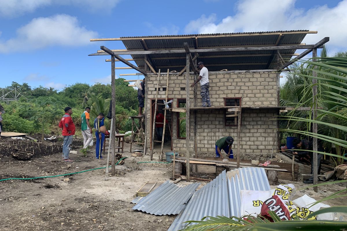Proses pembangunan rumah Laurensus dan Norbertha oleh tim Taruna Siaga Bencana (Tagana) Kabupaten Kepulauan Tanimbar. Rumah ini merupakan bantuan Rumah Sejahtera Terpadu dari Kementrian Sosial (Kemensos).