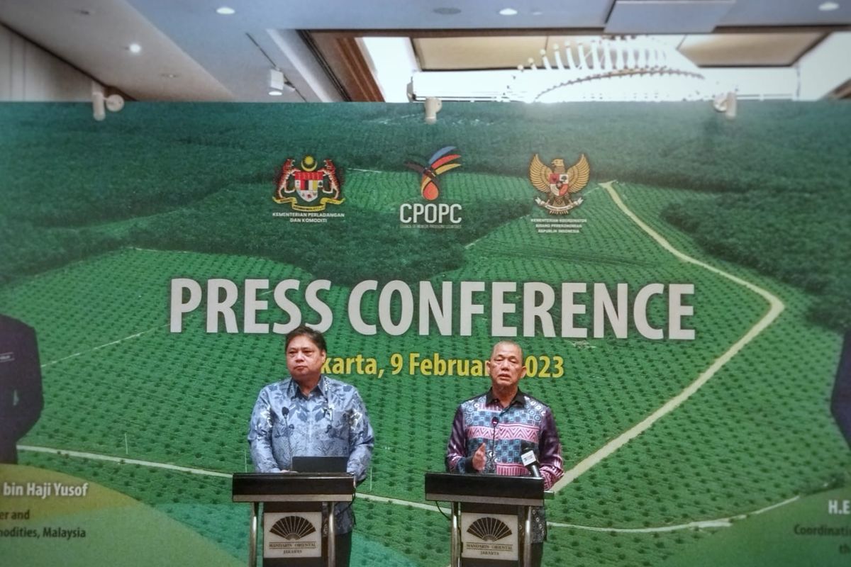 Menteri Koordinator Bidang Perekonomian Airlangga Hartarto dengan Menteri Perladangan dan Komoditas Malaysia Dato’ Sri Fadillah Yusof saat konferensi pers di Hotel Mandarin Oriental, Jakarta, Kamis (9/2/2023).