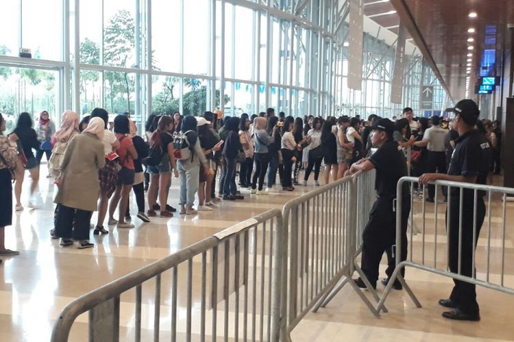 Para penggemar G-Dragon mengantre untuk memasuki gedung konser G-Dragon 2017 World Tour di Indonesia Convention Exhibition, BSD, Tangerang, Minggu (3/9/2017).