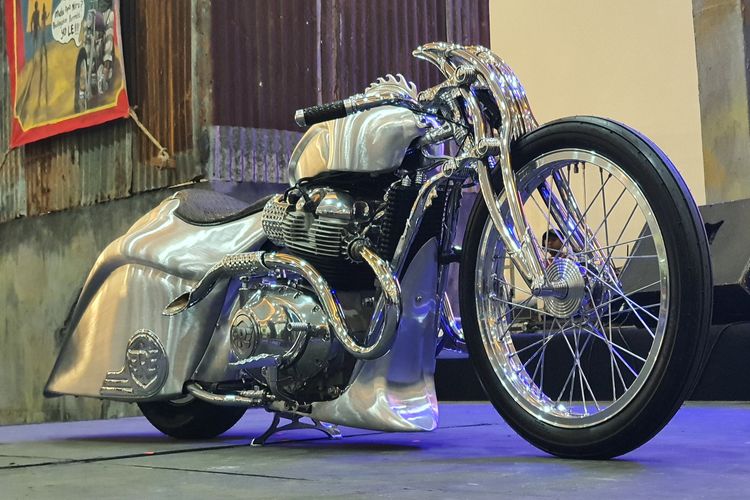 Royal Enfield Super Meteor 650 Phoenix