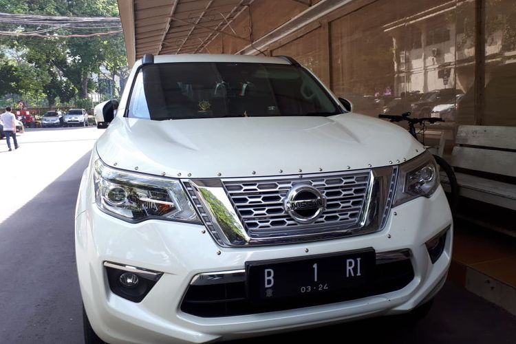 Mobil B 1 RI terparkir di depan gedung Jatanras Polda Metro Jaya, Senin (21/10/2019).