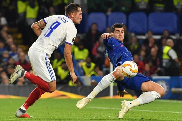 Alvaro Morata mencoba menyelesaikan peluang pada laga Chelsea vs Vidi FC dalam lanjutan Liga Europa di Stadion Stamford Bridge, 4 Oktober 2018. 