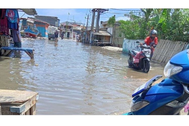 Kawasan Dadap di Kabupaten Tangerang mengalami banjir rob dampak dari air laut pasang sejak 5 November 2021, air banjir rob terpantau mulai surut pada 12 November 2021. 
