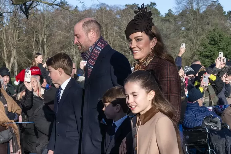 Kate Middleton menggunakan mantel tartan coklat dari Blaze Milano saat menghadiri kebaktian Natal di St. Mary Magdalene, sebuah gereja kuno dari abad ke-16, Kamis (25/12/2025).