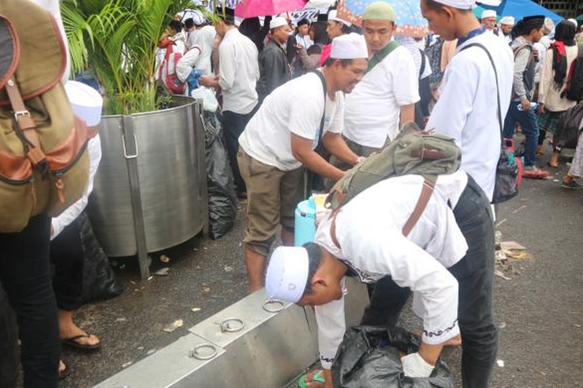 Peserta aksi 112 membersihkan sampah di Masjid Istiqlal, Jakarta, Sabtu (11/2/2017).