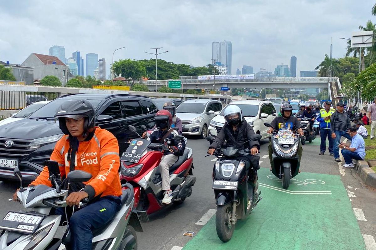 Suasana arus lalu lintas di Jalan Gatot Subroto imbas adanya demonstrasi di depan Gedung DPR/MPR, Rabu (13/3/2024). 