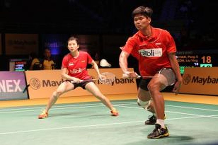 Pebulu tangkis ganda campuran Indonesia, Praveen Jordan/Debby Susanto bertahan dari serangan ganda Malaysia, Chan Peng Soon/Goh Liu Ying pada babak kedua Malaysia Open Superseries Premier di Putra Stadium, Bukit Jalil, Kamis (16/01/2014). Praveen/Debby menang 18-21, 21-17, 24-22.