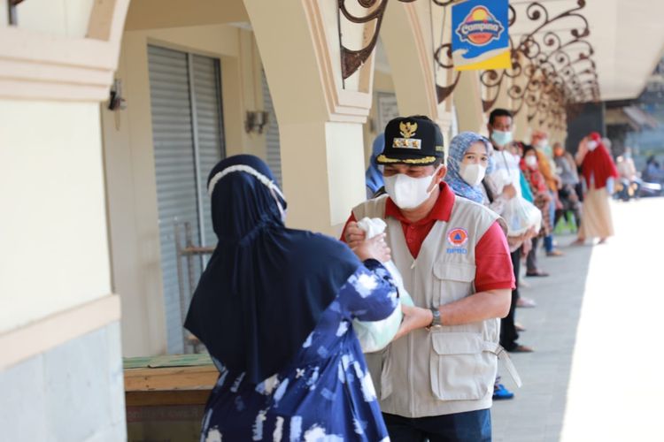 Bupati Semarang Ngesti Nugraha memberi bantuan kepada pelaku usaha di Obyek Wisata Bukit Cinta.