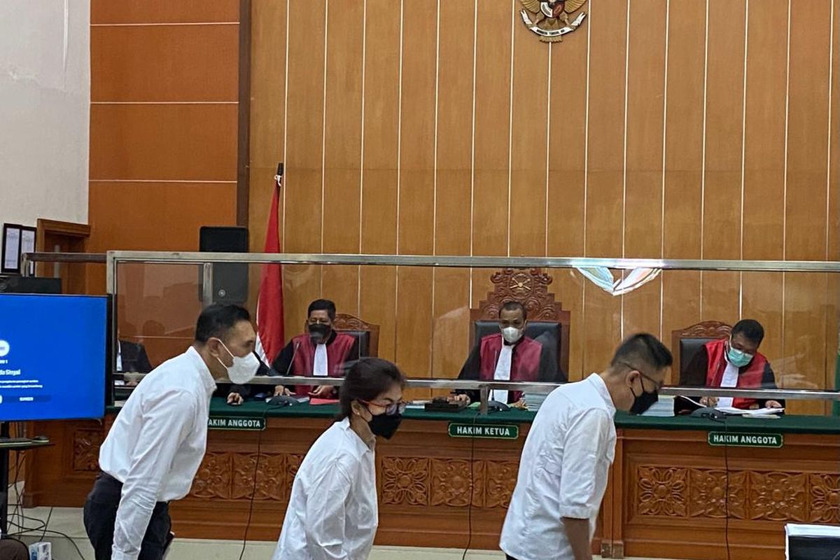Tiga terdakwa perkara peredaran narkotika jenis sabu yang dikendalikan Irjen Teddy Minahasa menghadir persidangan di PN Jakarta Barat, Rabu (1/3/2023). Ketiga terdakwa itu terdiri dari AKBP Dody Prawiranegara, Linda Pujiastuti, dan Kompol Kasranto.