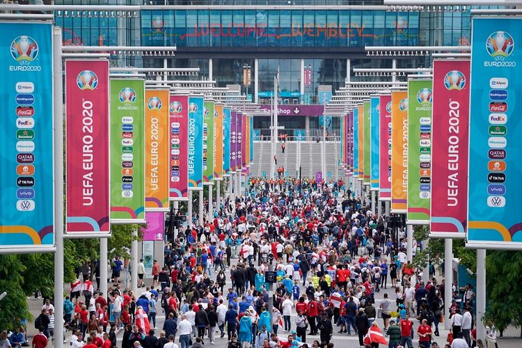 Suporter Inggris tiba untuk menyaksikan laga semifinal Euro 2020 antara Inggris dan Denmark di Stadion Wembley di London pada 7 Juli 2021. Inggris lolos ke final Euro 2020. Ini jadwal final Euro 2020 atau jadwal final Piala Eropa 2020.