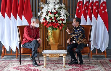 Presiden Joko Widodo (kanan) berbincang dengan Perdana Menteri Singapura Lee Hsien Loong di The Sanchaya Resort Bintan, Kabupaten Bintan, Kepulauan Riau, Selasa (25/1/2022). Pertemuan tersebut membahas upaya penguatan kerja sama bilateral yang mana pada tahun ini merupakan tahun peringatan 55 tahun hubungan diplomatik Indonesia-Singapura. ANTARA FOTO/HO/Setpres/Agus Suparto/sgd/rwa.