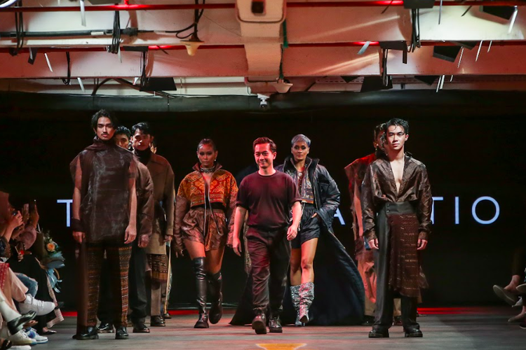 Koleksi busana Temma Prasetio dalam pertunjukkan Bubah X Revashion JF3 Fashion Festival 2023