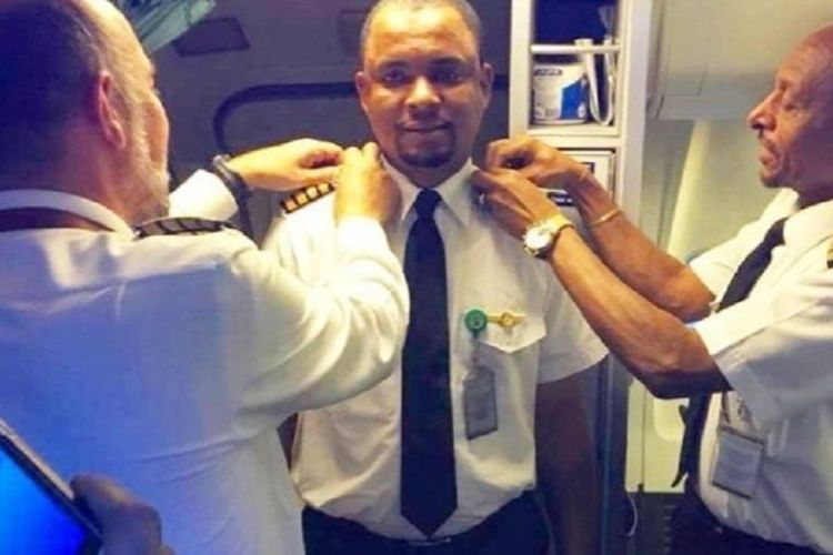 Muhammed Abubakar akhirnya mewujudkan impiannya sebagai pilot setelah bekerja menjadi petugas kebersihan pesawat 24 tahun yang lalu.