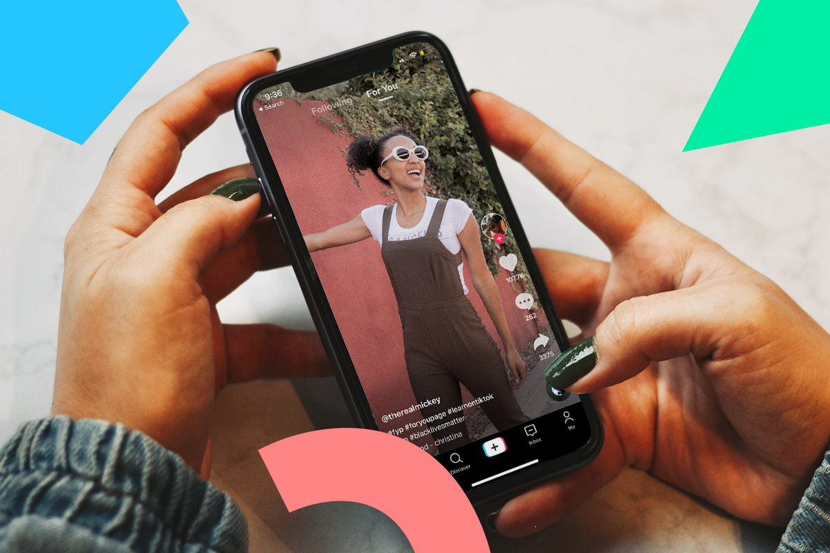 Ilustrasi cara download video TikTok tanpa watermark di HP Android dan iPhone