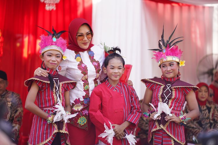 Bupati Klaten Sri Mulyani dalam pembukaan Pagelaran Klaten Lurik Carnival (KLC).