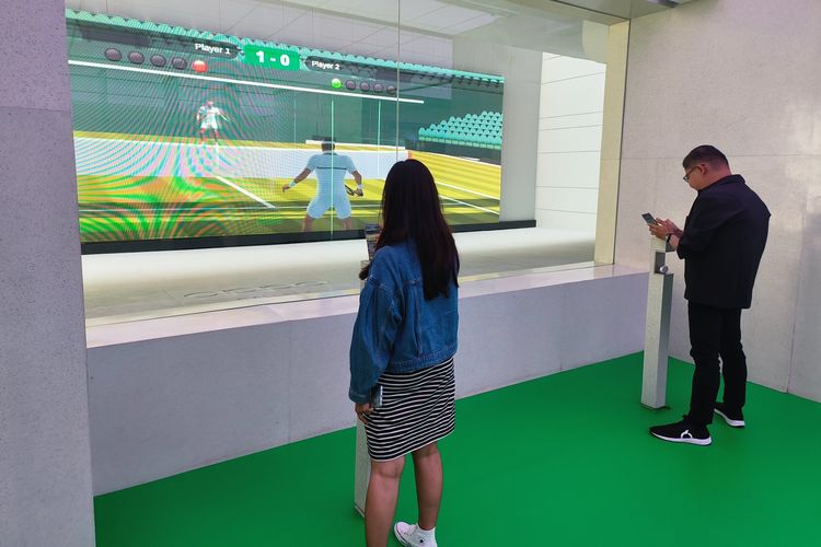 Pengunjung sedang memainkan game tenis virtual di Oppo Gallery Plaza Indonesia.