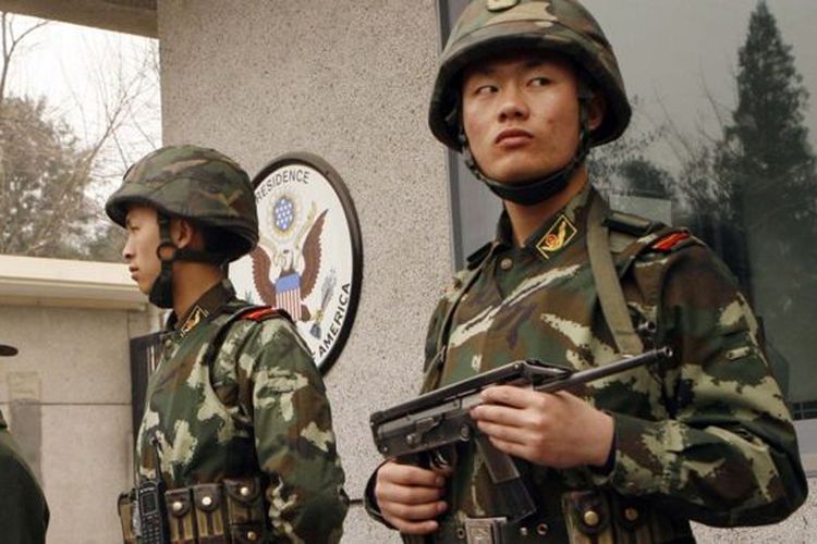 Polisi China menjaga Kedutaan Besar AS di Beijing. 