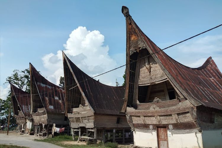Bentuk rumah adat di Kabupaten Tobasa Balige.