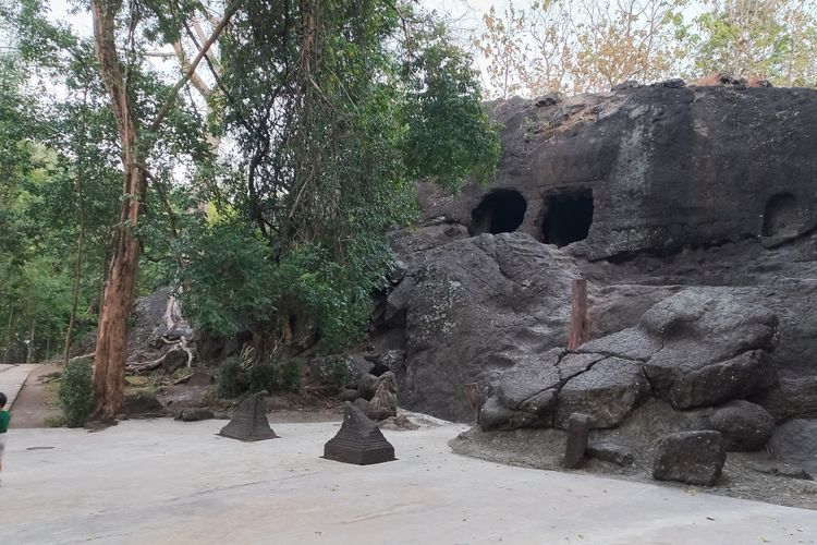 Goa Selomangleng, goa buatan kuno yang ada di tebing batu andesit kawasan Wisata Selomangleng, Kota Kediri, Jawa Timur.
