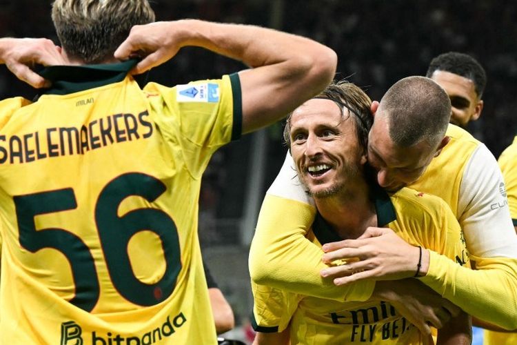 Luka Modric merayakan gol dengan rekan satu timnya dalam pertandingan sepak bola Serie A Liga Italia antara AC Milan vs Bologna di Stadion San Siro, di Milan, Italia utara, pada 14 September 2025. (Foto oleh Stefano RELLANDINI / AFP)