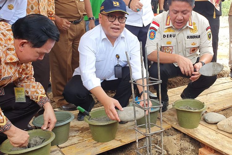 Direktur Jenderal Penyediaan Perumahan Kementerian PUPR Khalawi Abdul Hamid saat melakukan Ground Breaking Rumah Berbasis Komunitas Petugas Kebersihan Kota Prabumulih di Prabumulih, Provinsi Sumatera Selatan, Kamis (27/2/2020).