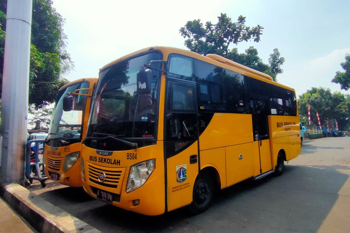 Bus sekolah di Terminal Bus Pasar Minggu