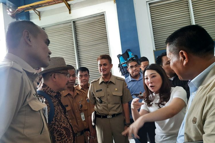 Anggota DPRD DKI Gilbert Simanjuntak dan Viani Limardi terlibat perdebatan dengan Lurah Pejagalan Ichsan Firdaosy dan Kepala Bidang Kanal Banjir Barat (KBB) Dinas Sumber Daya Air Ciko Tricanescoro soal Rumah Pompa Teluk Gong yang terjebak saat banjir, Senin (13/1/2020)