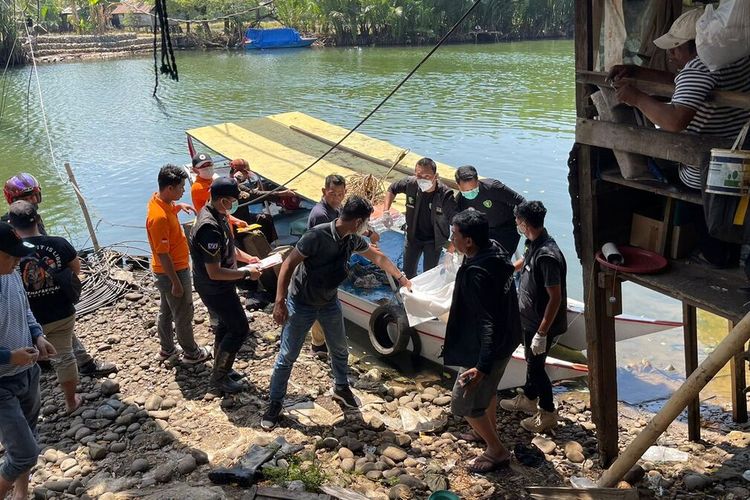 Polisi yang melakukan evakuasi terhadap jasad pria tanpa identitas ditemukan mengapung di kawasan Sungai Tello, Kecamatan Tamalanrea, Kota Makassar, Sulawesi Selatan (Sulsel), Minggu (10/9/2023) pagi.