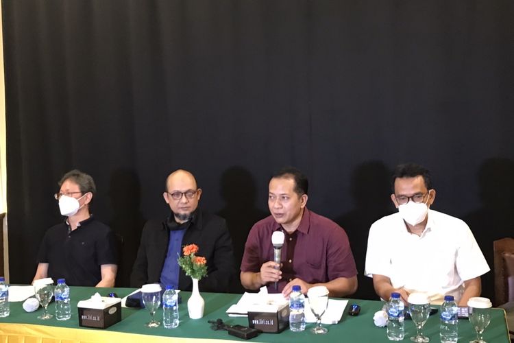 Perwakilan Koalisi Masyarakat Sipil untuk Demokrasi dan Keadilan Novel Baswedan dan Ferry Juliantono dalam konferensi pers di Restauran Cikini Lima, Jakarta, Senin (29/11/2021).