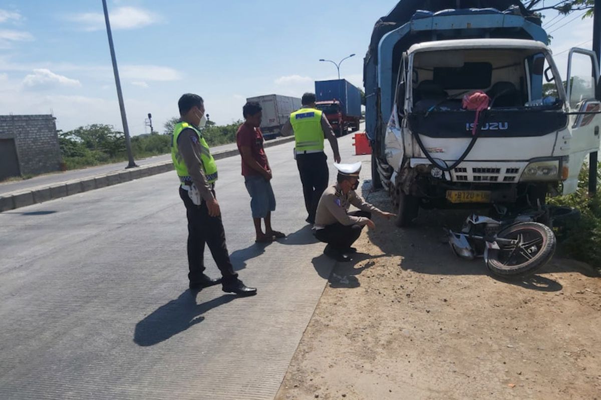 Petugas kepolisian menunjukkan truk usai menabrak sepeda motor di Jalan Raya Desa Setrohadi, Kecamatan Duduksampeyan, Gresik, Jawa Timur, Jumat (26/8/2022). *** Local Caption *** Petugas kepolisian menunjukkan truk usai menabrak sepeda motor di Jalan Raya Desa Setrohadi, Kecamatan Duduksampeyan, Gresik, Jawa Timur, Jumat (26/8/2022).