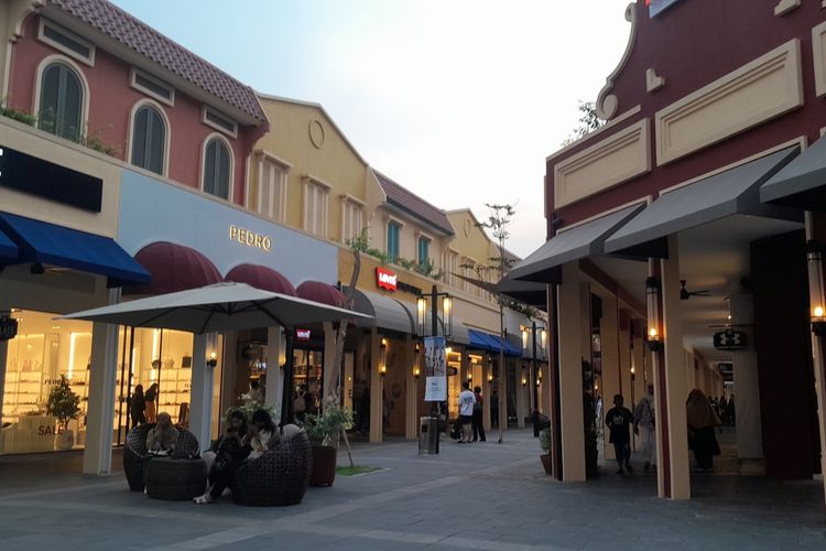 Villaggio Outlets, outlet barang mewah di Karawang, Jawa Barat, Selasa (31/10/2023).