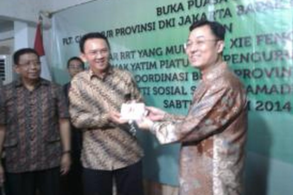 Plt. Gubernur DKI Jakarta Basuki Tjahaja Purnama menerima bantuan dari Duta Besar Tiongkok Xie Feng di Kantor BKKKS.