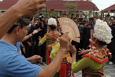 Saat Menteri Sandiaga dan Wali Kota Mataram Joget bersama Penari Gandrung di Loang Baloq