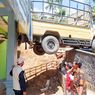 Tak Kuat Menanjak, Mobil Pikap Pengiring Pengantin Terperosok hingga Timpa Atap Rumah