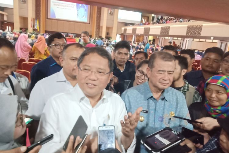 Menteri Kominfo Rudiantara didampingi Wakil Gubernur Sumbar Nasrul Abit di Padang, Sumatera Barat, Kamis (11/4/2019).