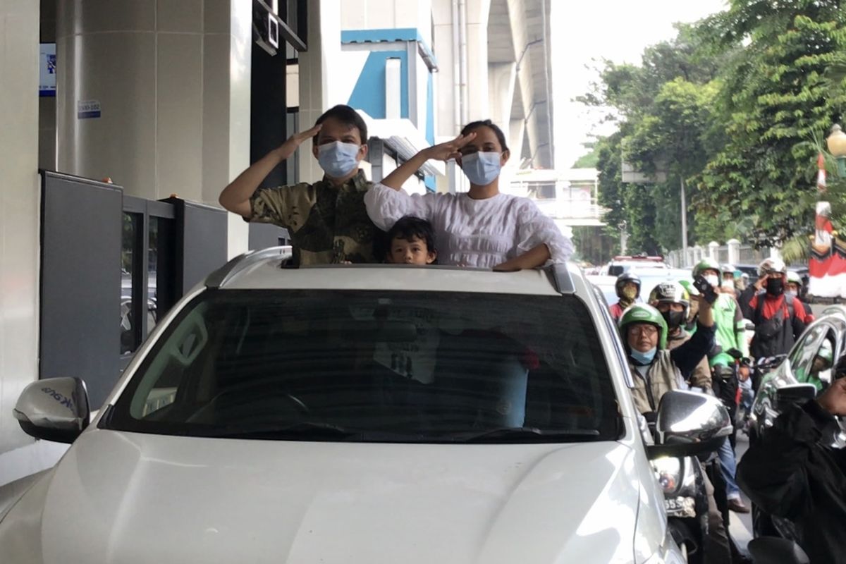 Sejumlah masyarakat mengikuti peringatan HUT RI Ke-76 di perempatan CSW-Asean, Kebayoran Baru, Jakarta Selatan pada Selasa (17/8/2021) pagi.