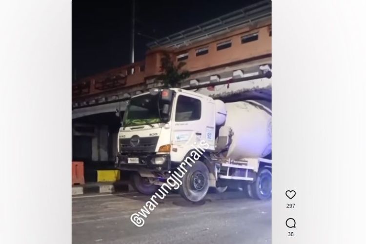Truk Molen Nyangkut di Bawah Jembatan Matraman Jaktim, Ban Depan sampai Terangkat 