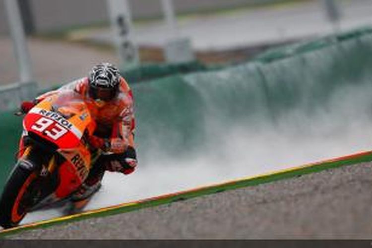 Pebalap Repsol Honda asal Spanyol, Marc Marquez, memacu motornya di Sirkuit Ricardo Tormo, Valencia, yang basah karena hujan pada sesi uji coba hari kedua, Selasa (11/11/2014).