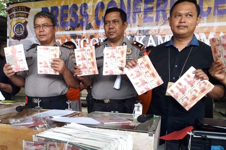 Kabid Humas Polda DIY AKBP Yuliyanto (paling kiri), Kapolsek Godean Kompol Herry Suryanto dan Kasat Reskrim Polres Sleman Polda DIY AKP Anggaito Hadi Prabowo dalam jumpa pers ungkap produksi uang palsu di Godean, Sleman.