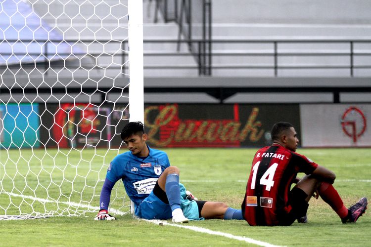 Penjaga gawang Persipura Jayapura Fitrul Dwi Rustapa lemas seusai lawan Barito Putera pada pertandingan pekan 25 Liga 1 2021-2022 yang berakhir dengan skor 3-0 di Stadion Kapten I Wayan Dipta Gianyar, Senin (14/2/2022) sore.