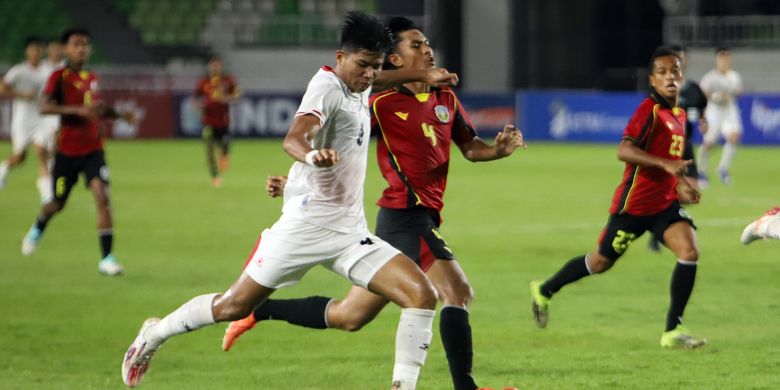 Penyerang Timnas U19 Indonesia Arkhan Kaka Putra Purwanto (kiri) berusaha melewati pemain Timor Leste Joe Purificacao (kedua kanan) pada pertandingan Piala AFF U19 2026 di Stadion Utama Sumatera Utara, Kabupaten Deli Serdang, Sumatera Utara, Kamis (4/6/2026). Indonesia berhasil mengalahkan Timor Leste dengan skor 3-0. ANTARA FOTO/Yudi Manar/sgd