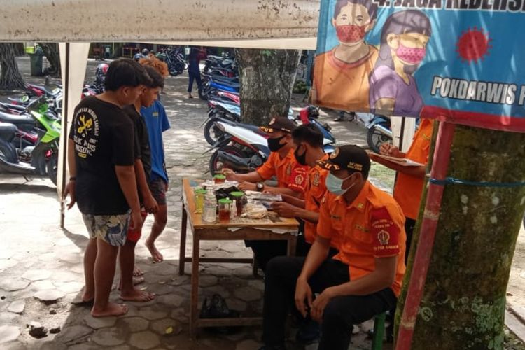 Pengunjung didata karena tidak Memakai Masker Saat Operasi Yustisi di Kawasan Pantai Gunungkidul