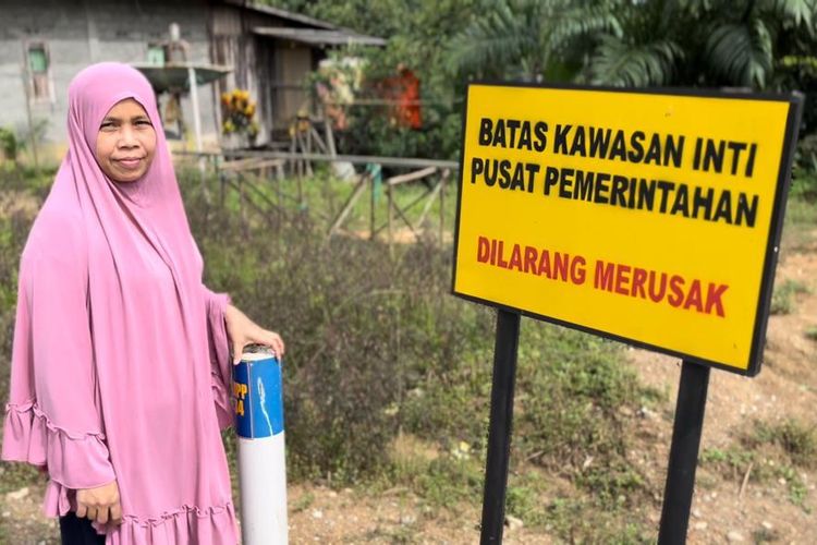 Sarah (42), warga Desa Bumi Harapan, Kecamatan Sepaku, Penajam Paser Utara. Ia adalah salah satu warga yang lahannya masuk ke dalam kawasan inti pusat pemerintahan Ibu Kota Nusantara. 