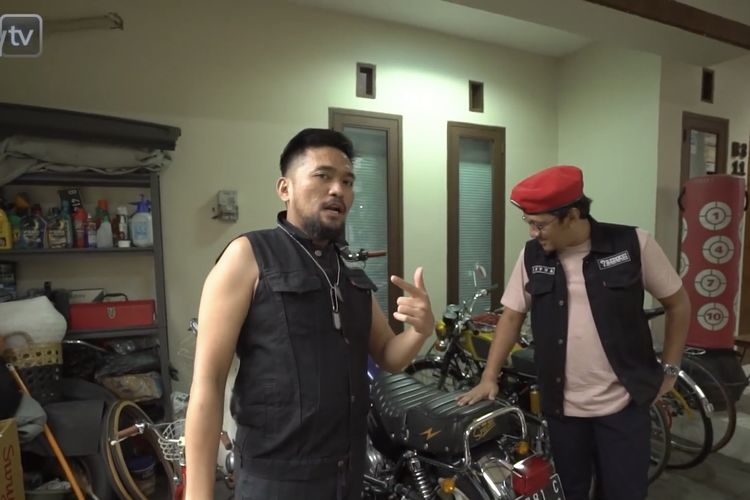 Andre Taulany yang sedang melihat koleksi motor Imam Darto. (Bidikan layar YouTube Taulany TV). 